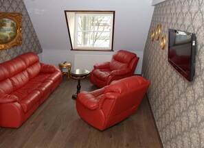 Deluxe Double Room | Living room