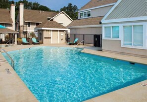 Kolam renang outdoor musiman