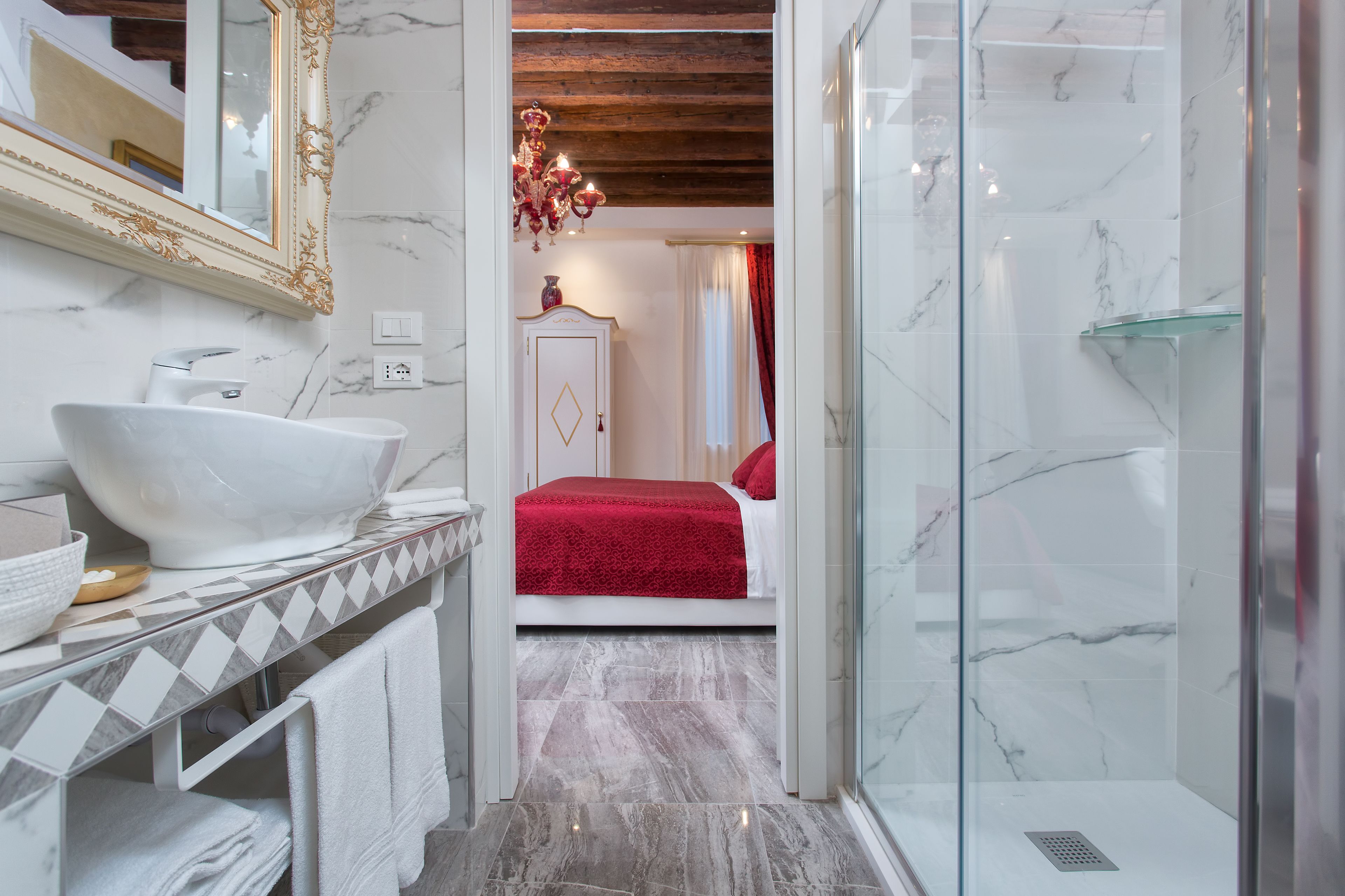 Superior Double Room | Bathroom | Shower, free toiletries, hair dryer, slippers