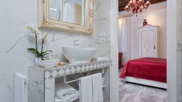 Superior Double Room | Bilik Mandi | Pancuran mandi, kelengkapan dandanan diri percuma, pengering rambut