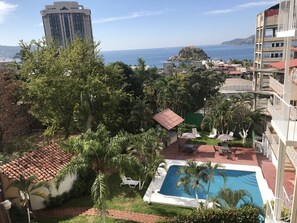 Outdoor pool, open 8:00 AM to 11:00 PM, free cabanas - Hotel Karoline (Acapulco)