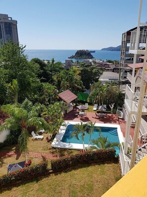Outdoor pool, open 8:00 AM to 11:00 PM, free pool cabanas - Hotel Karoline (Acapulco)