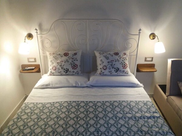 Classic Triple Room | Desk, blackout drapes, soundproofing, free cribs/infant beds