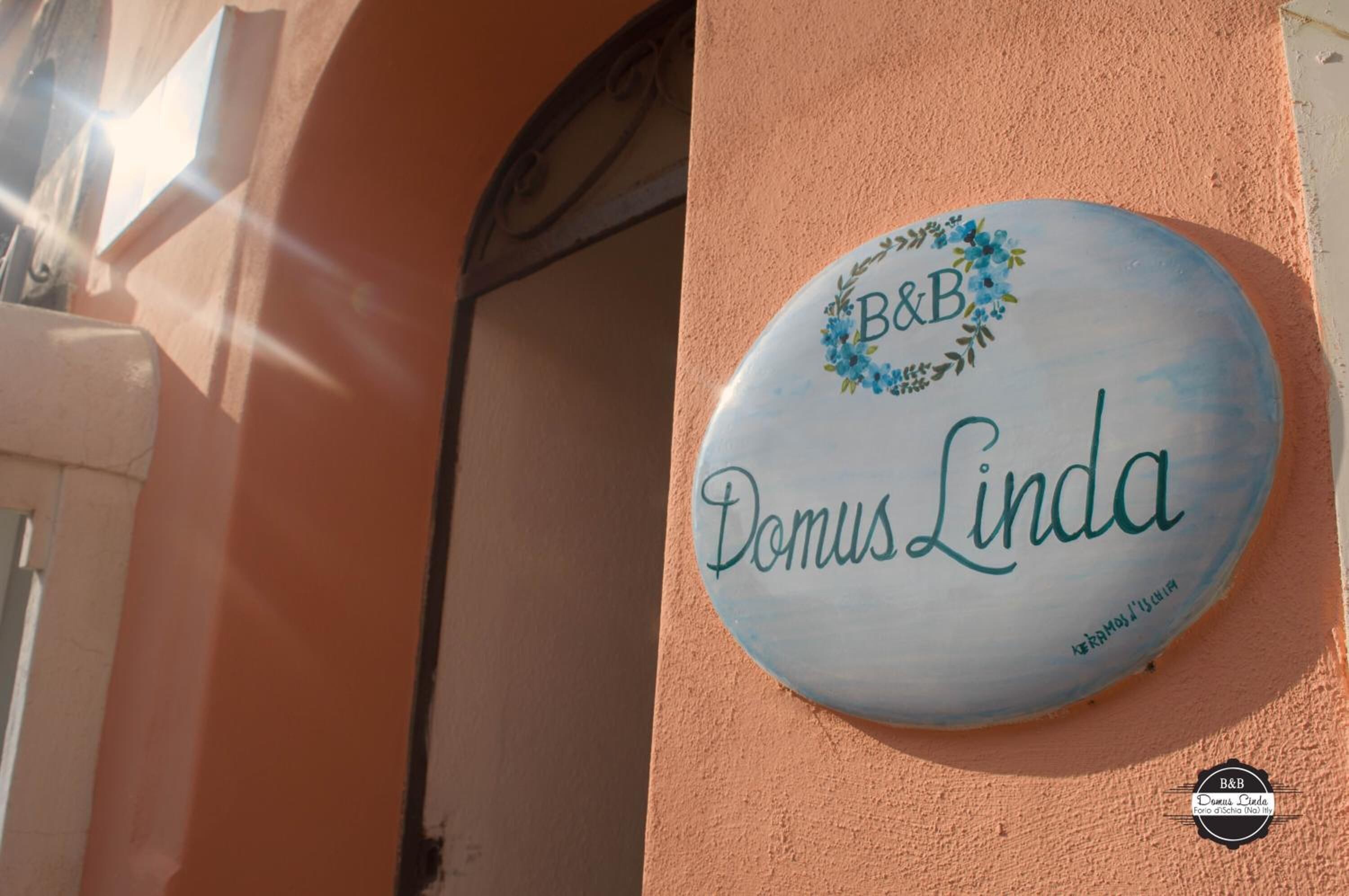 Placa com 'Domus Linda' e 'B&B', indicando um estabelecimento de alojamento local.
