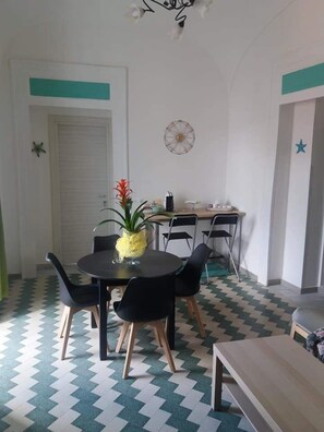 Shared fridge, stovetop, coffee/tea maker, electric kettle