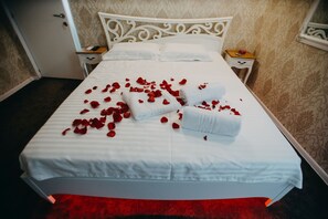Deluxe tweepersoonskamer, 1 queensize bed, roken, balkon | Een kluis op de kamer, individueel gedecoreerd, individueel gemeubileerd