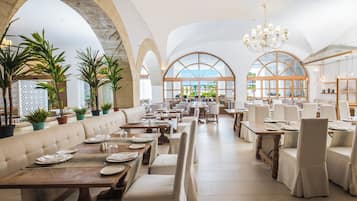 7 restauranter, frokost, lunsj og middag serveres, sjømat