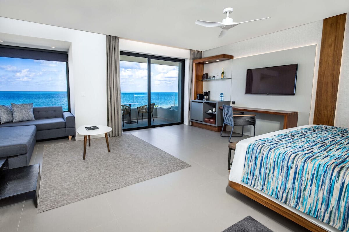 Pillowtop beds, minibar (free items), in-room safe, desk
