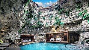 Área de tratamiento exterior, un sauna, una bañera de hidromasaje
