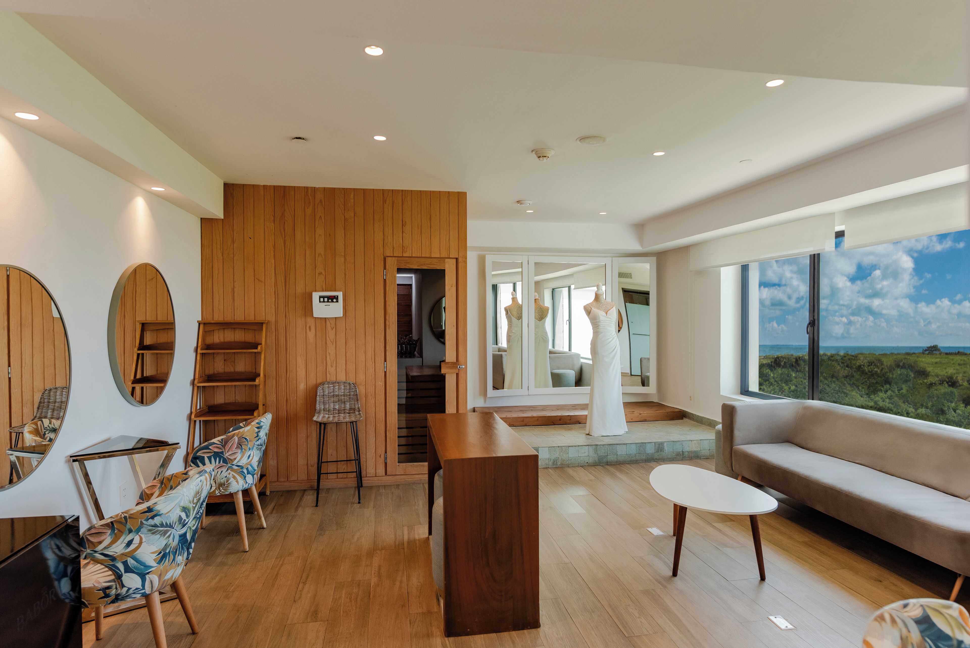 Un interior moderno con suelo de madera, un sofá, una mesa de centro y un televisor.