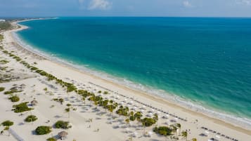 Sur la plage, sable blanc, chaise longue, parasol