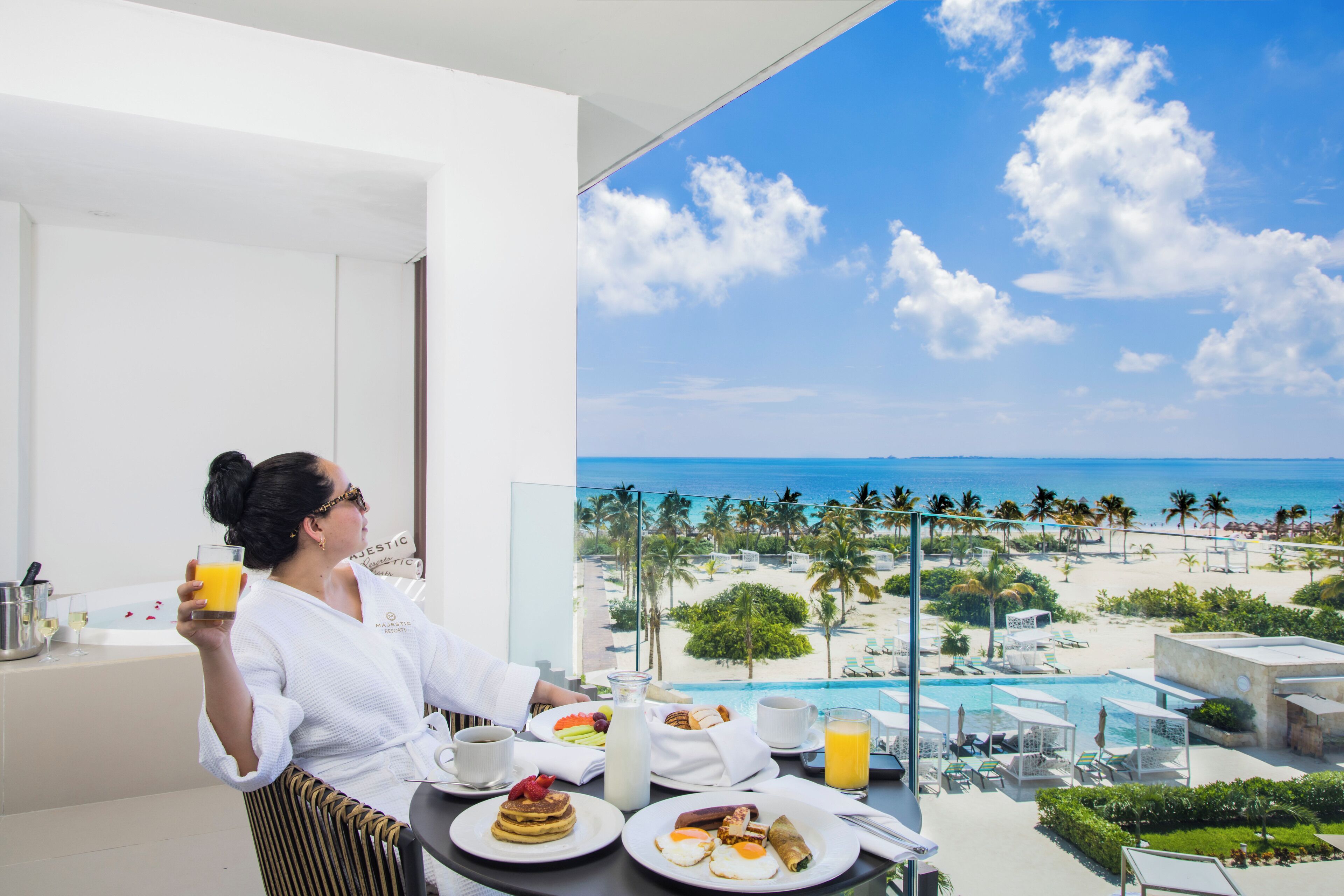 Elegance Club One Bedroom Suite Outdoor Jacuzzi | In-room dining