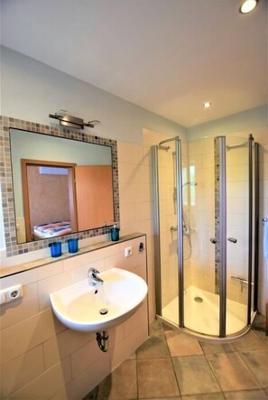 Habitación doble estándar | Baño | Regadera, secadora de cabello, toallas 