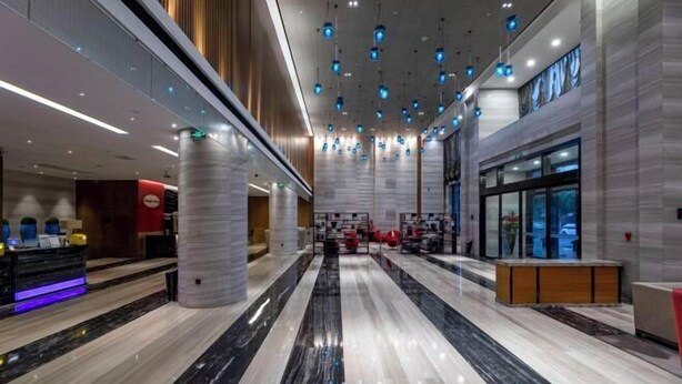 A modern hotel lobby with a marble floor, large columns, and a reception desk. - 3b Hotel (Yuyao Shengshan) (Yuyao)