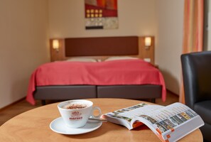 Phòng đôi tiện nghi đơn giản, ban công | Bộ đồ giường cao cấp, bàn, màn/rèm cản sáng 