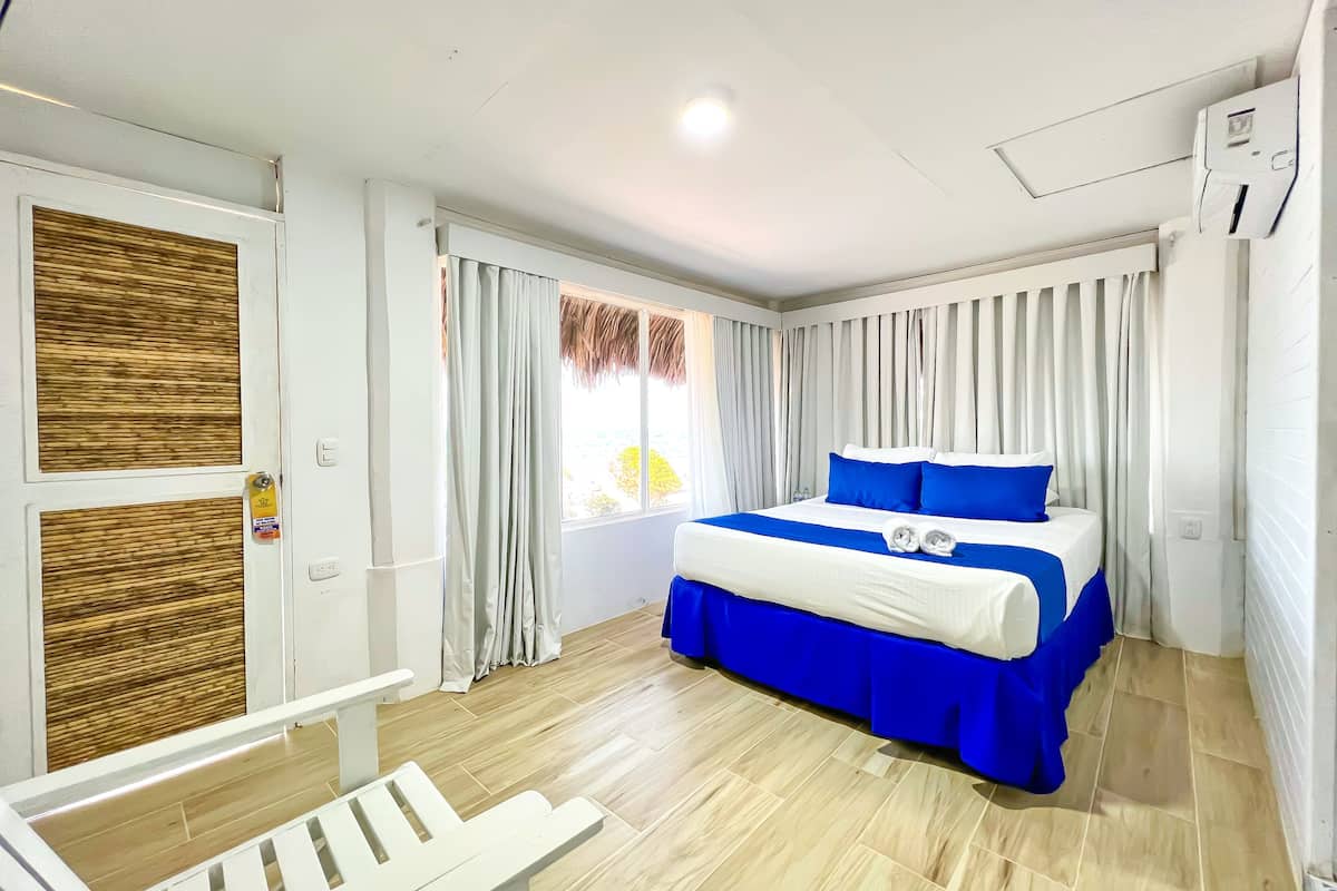 Superior Double Room, Multiple Beds, Non Smoking, Sea View | Tabla de planchar con plancha, wifi gratis y ropa de cama