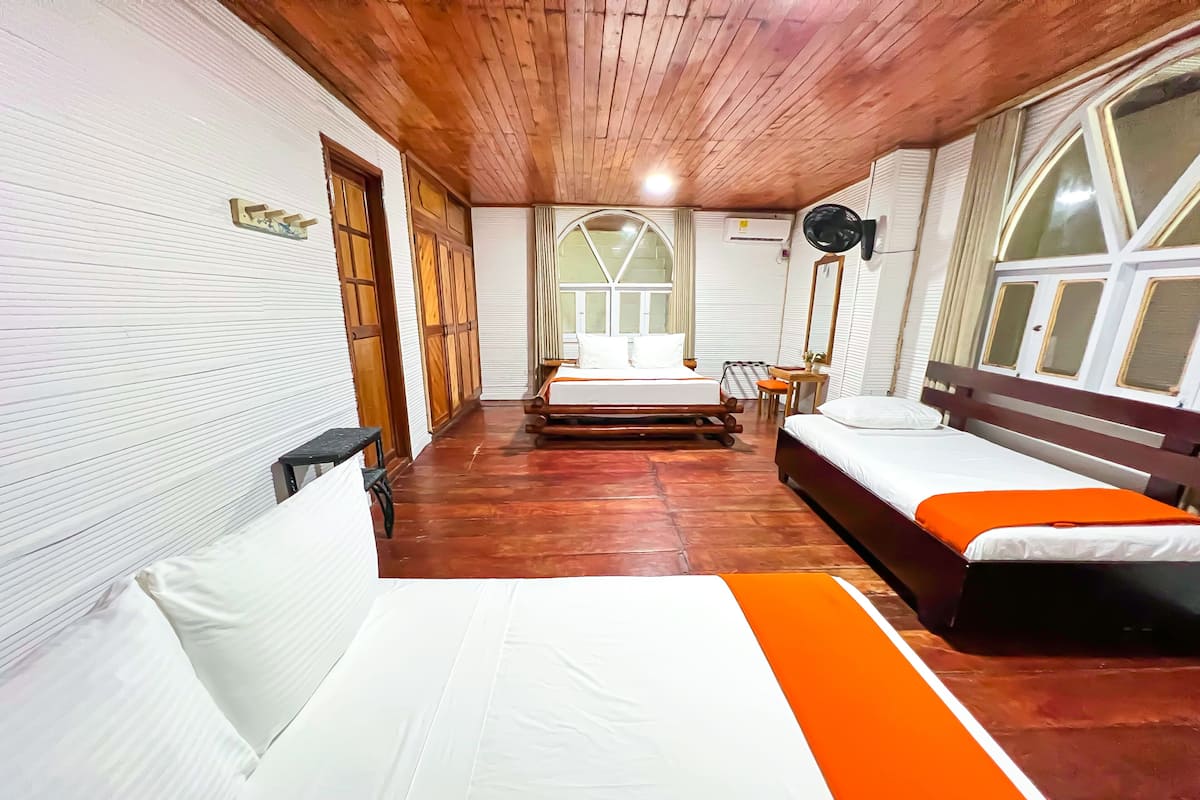 Habitación cuádruple estándar, 1 habitación, vista al jardín | Tabla de planchar con plancha, wifi gratis y ropa de cama