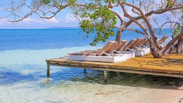 Bãi biển riêng, cát trắng, xe đưa đón đến bãi biển miễn phí