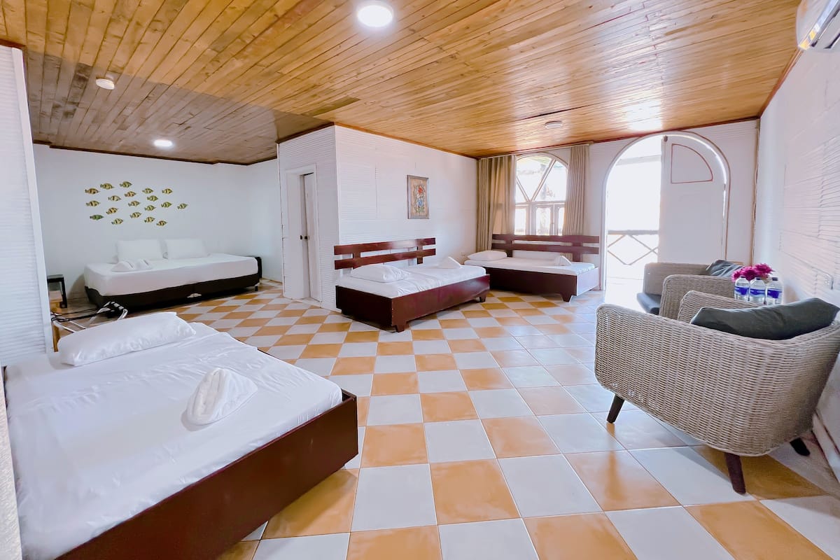 Habitación familiar, varias camas, para no fumadores | Tabla de planchar con plancha, wifi gratis y ropa de cama