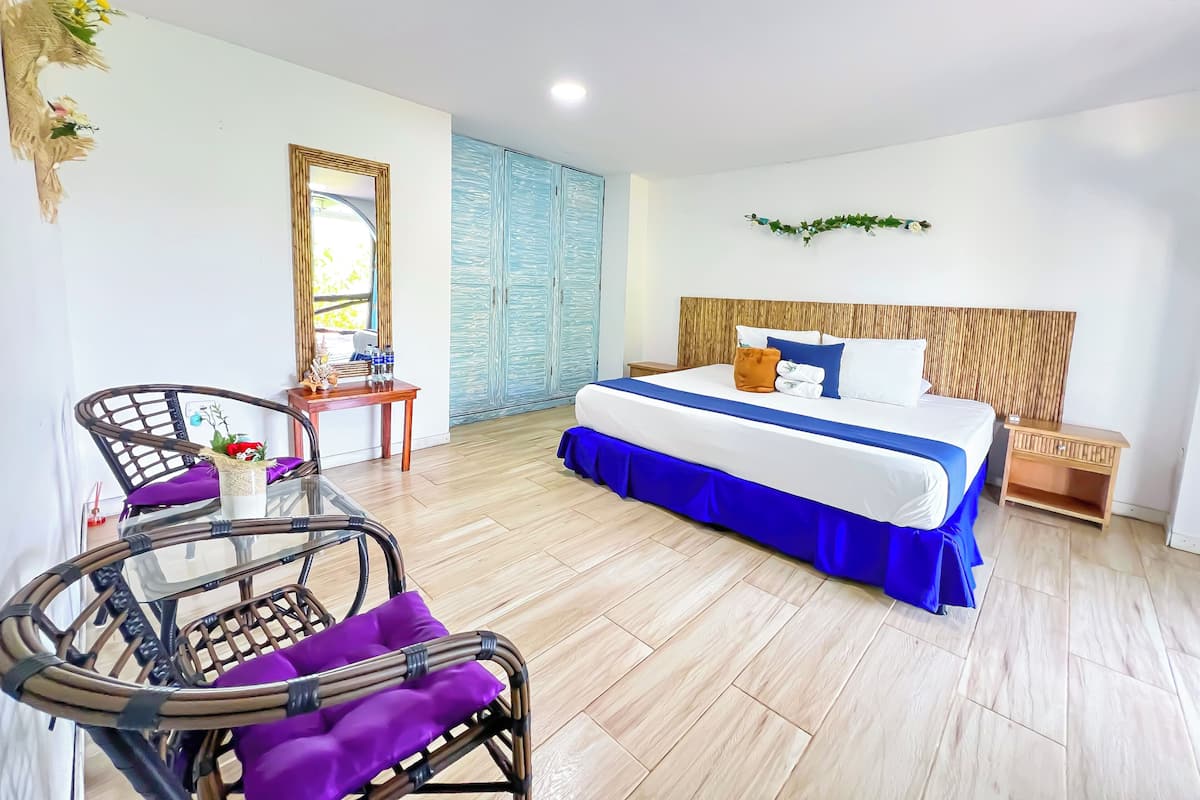 Tabla de planchar con plancha, wifi gratis y ropa de cama