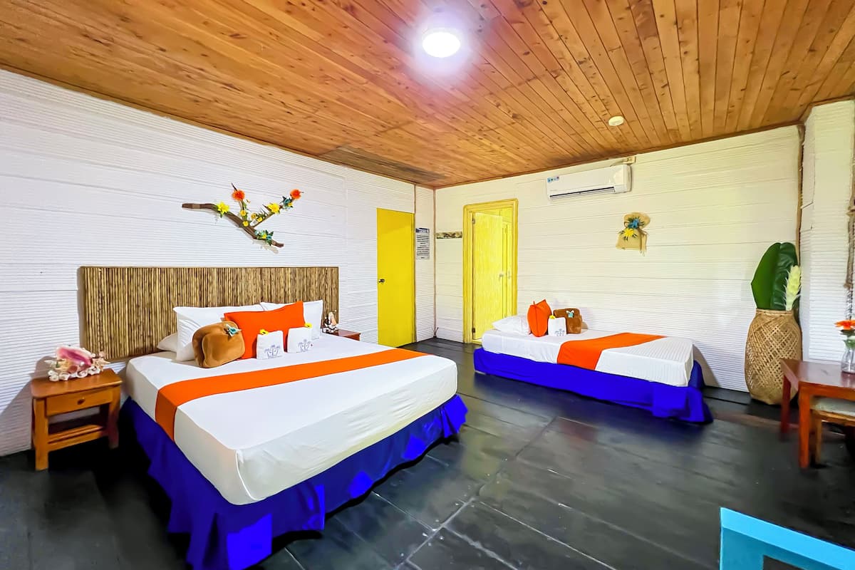 Triple Room, Multiple Beds, Non Smoking (215731660) | Tabla de planchar con plancha, wifi gratis y ropa de cama