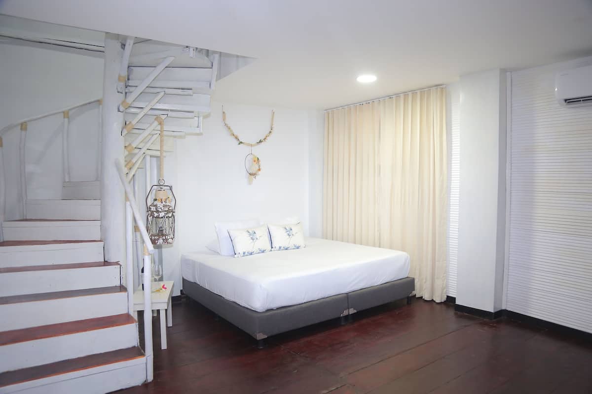 Habitación doble estándar, 1 cama King size | Tabla de planchar con plancha, wifi gratis y ropa de cama