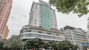 A multi-story hotel with a curved facade, large windows, and a prominent sign. - Hongyang Hotel (Chongqing)