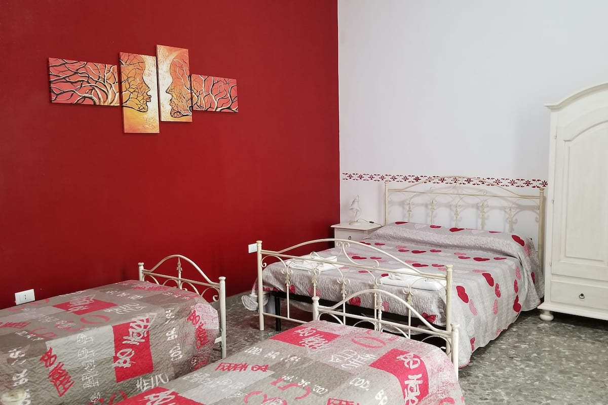1 habitación, escritorio, wifi gratis y ropa de cama