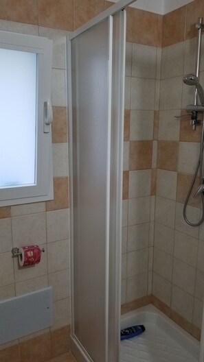 Quadruple Room | Bathroom | Shower, free toiletries, hair dryer, bidet - B&B Da Mino (Grottaglie)
