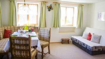 Familien-Suite, 1Â King-Bett und Schlafsofa | Wohnbereich