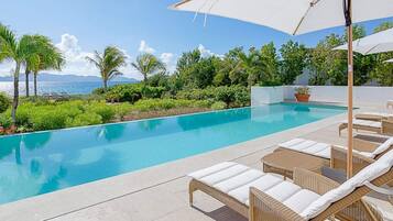 Sebuah kolam renang air hangat