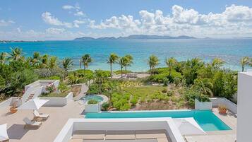 Sebuah kolam renang air hangat