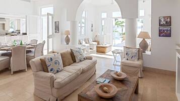 TV, pemutar DVD, dan peralatan stereo