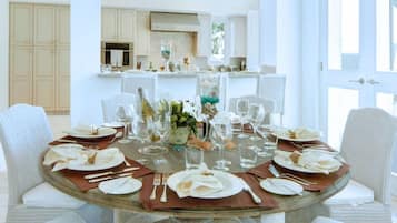 Cooktop, lava-louças, talheres/pratos/utensílios de cozinha