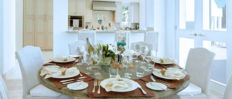 Surface de cuisson, lave-vaisselle, vaisselle et ustensiles