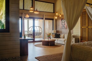 Design Double Room, 1 King Bed, Non Smoking, Sea View | In-room safe, individually decorated, individually furnished - Tranquilseas Eco Lodge & Dive Center (Roatan)