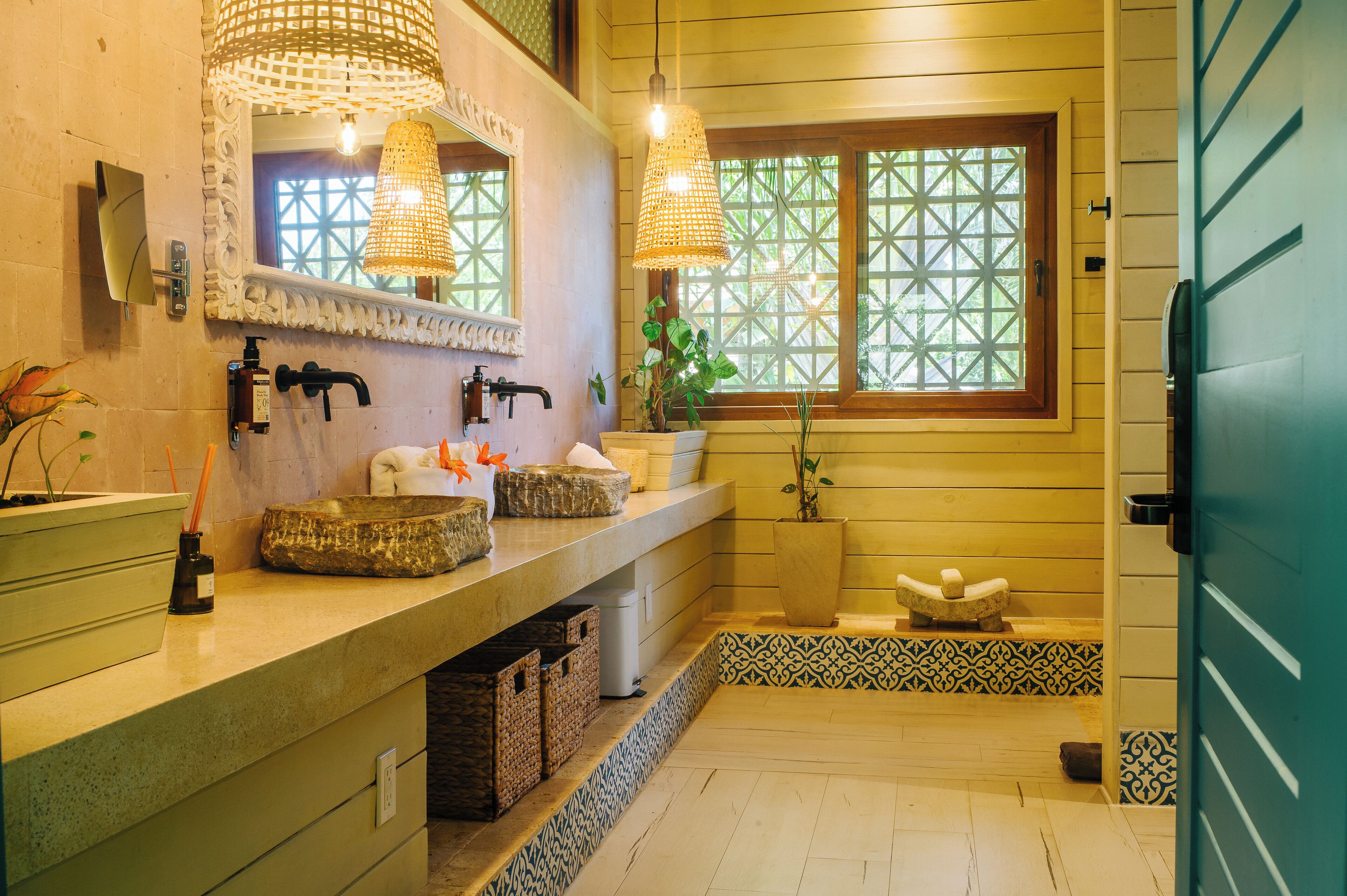 design double room, 1 king bed, non smoking, sea view | bathroom | designer toiletries, hair dryer, towels