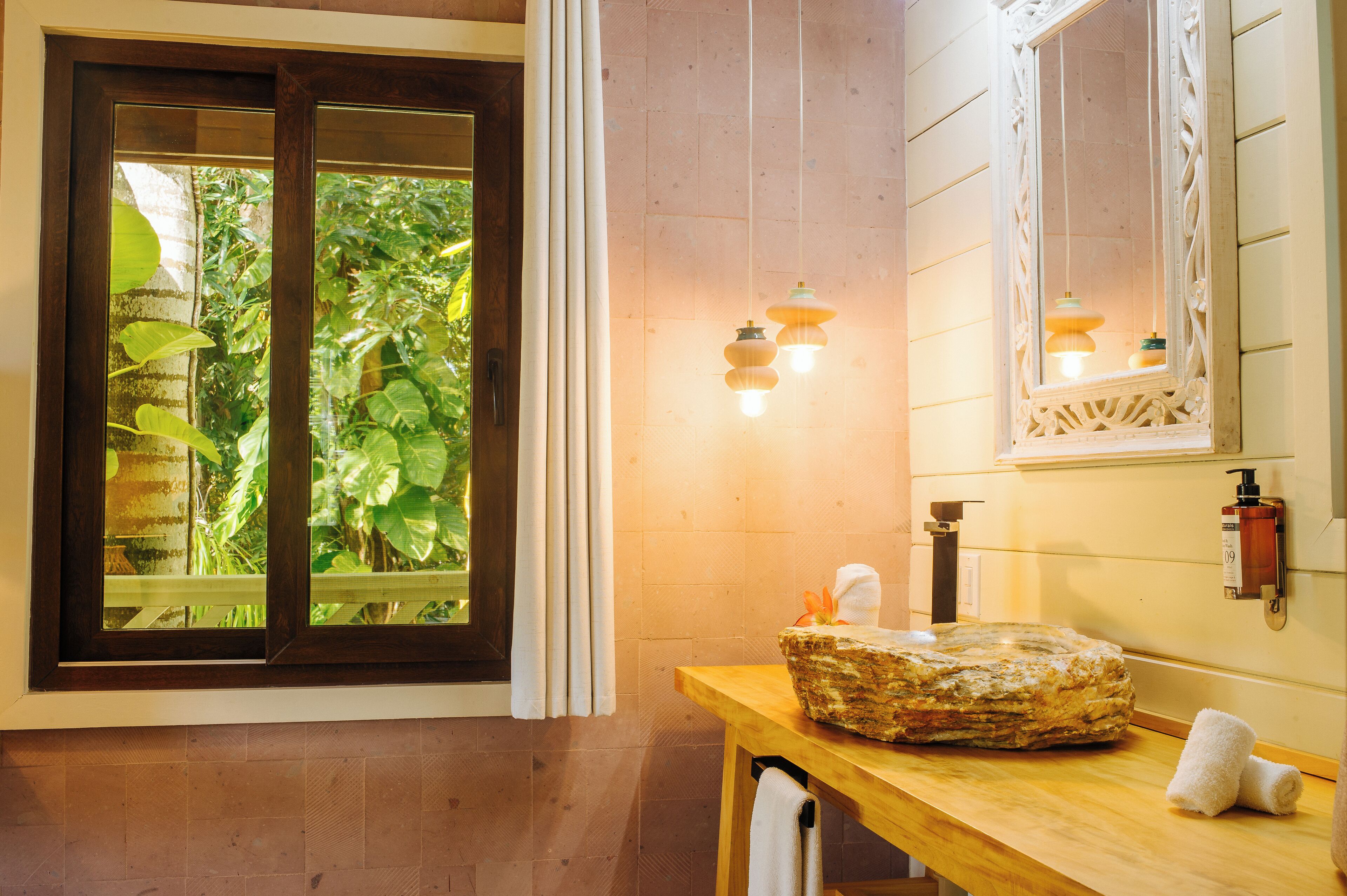 deluxe double room, 1 queen bed, non smoking, sea view | bathroom | designer toiletries, hair dryer, towels