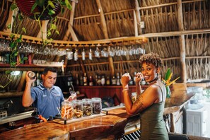 Bar (on property) - Tranquilseas Eco Lodge & Dive Center (Roatan)