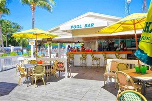 4 bars, bar en bord de piscine