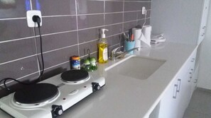 Appartamento Tradizionale | Cucina privata | Frigorifero, microonde, piano cottura, bollitore elettrico