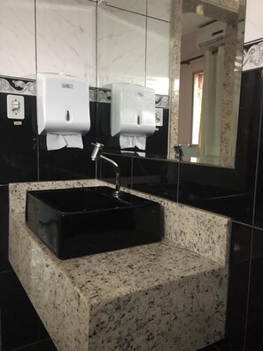 Shower, free toiletries, towels