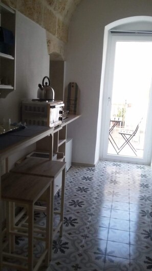 Refrigerador, placa de cocina, cafetera/tetera, tetera/pava eléctrica