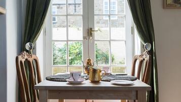 Free daily English breakfast