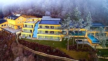 Ein mehrstöckiges Gebäude mit Swimmingpool und Solaranlage.