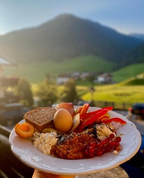 Un plato de comida con una montaña al fondo.