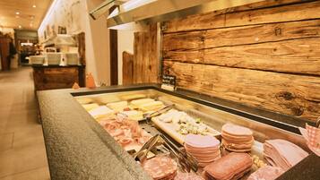 Ein Buffet mit verschiedenen Fleisch- und Käsesorten.