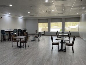 Free daily continental breakfast  - Quality Inn & Suites New Hartford - Utica (New Hartford)