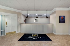 Lobby - Quality Inn & Suites New Hartford - Utica (New Hartford)