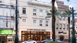 A building with a large entrance labeled "HI NEW ORLEANS HOSTEL". - HI New Orleans - Hostel (New Orleans)
